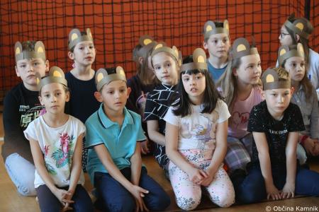 Otroci Osnovne šole Marije Vere so pozdravili pomlad in se spomnili knjižnih junakov (9)